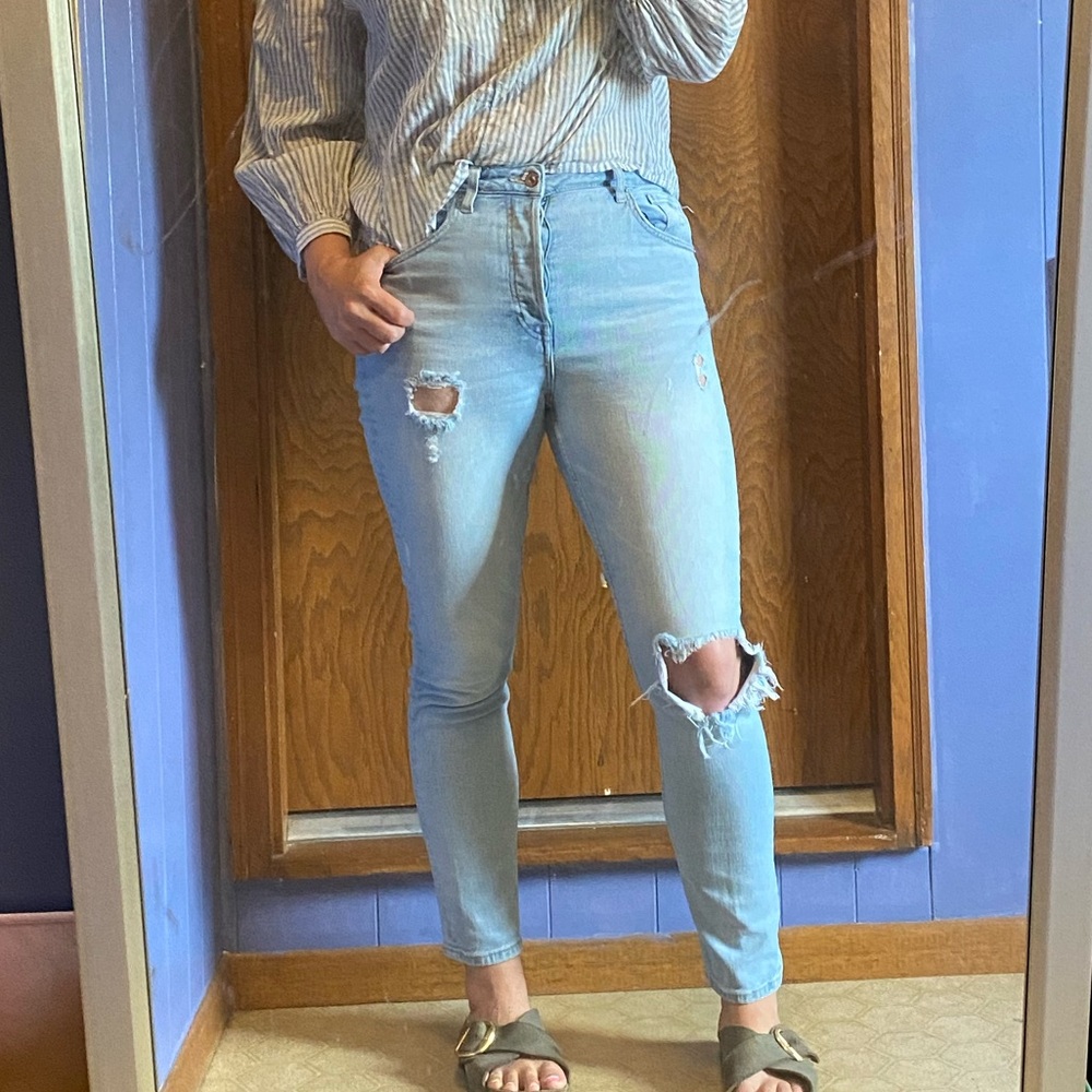 🎉2/$25 H&M Light Wash High Rise Vintage Fit Skinny Jeans